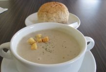 Posna čorba od šampinjona sa hlebom corba od sampinjona sa hlebom
