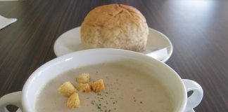 Posna čorba od šampinjona sa hlebom corba od sampinjona sa hlebom