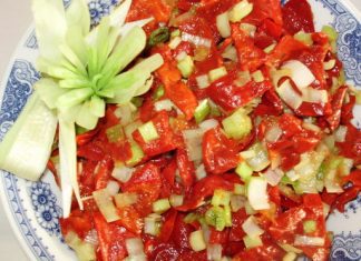 Posna salata sa suvim paprikama i prazilukom posna salata od suve paprike i praziluka