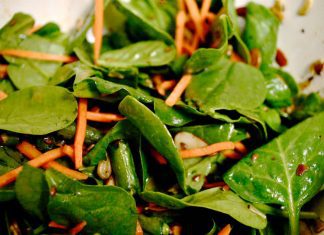 Posna salata od spanaća sa kukuruzom i šargarepom salata-od-spanaca-sa-kukuruzom-i-sargarepom