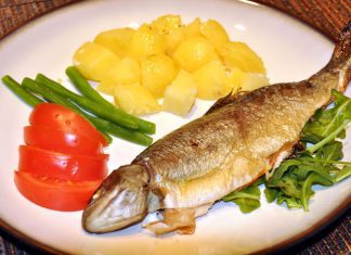 Pečena pastrmka pecena pastrmka