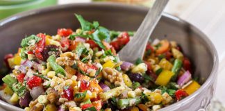 Posna šarena salata sa integralnim pirinčem sarena salata od povrca