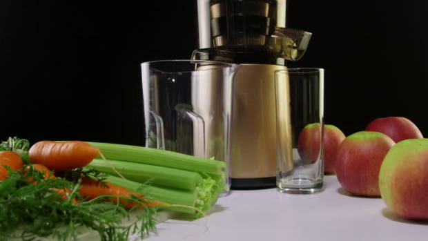 Ceđeni sok od jabuke, kruške, šargarepe, celera i mirođije