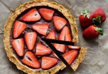 Posna bezglutenska torta od jagoda i čokolade Posna bezglutenska torta od jagoda i čokolade