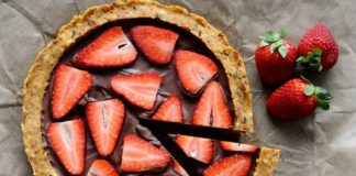 Posna bezglutenska torta od jagoda i čokolade Posna bezglutenska torta od jagoda i čokolade