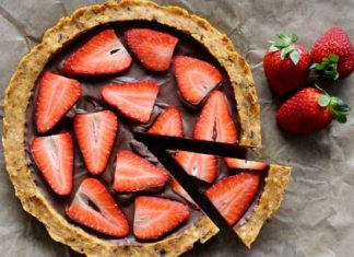 Posna bezglutenska torta od jagoda i čokolade Posna bezglutenska torta od jagoda i čokolade