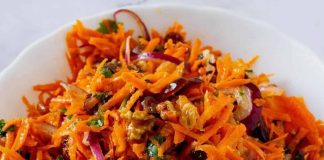 Posna salata od šargarepe sa peršunom i pinjolima Posna salata od šargarepe sa peršunom i pinjolima