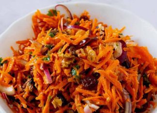 Posna salata od šargarepe sa peršunom i pinjolima Posna salata od šargarepe sa peršunom i pinjolima