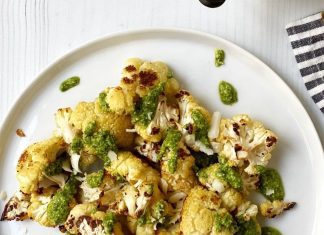 Posni pečeni karfiol sa pesto sosom od rukole i oraha Posni pečeni karfiol sa pesto sosom od rukole i oraha