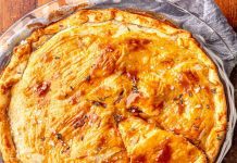 Posna pita sa crvenim lukom i paradajzom Posna pita sa crvenim lukom i paradajzom