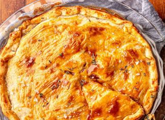 Posna pita sa crvenim lukom i paradajzom Posna pita sa crvenim lukom i paradajzom