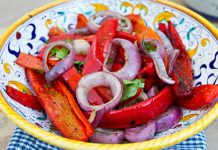 Posna salata od pečenih paprika i crnog luka Posna salata od pečenih paprika i crnog luka