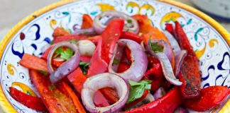 Posna salata od pečenih paprika i crnog luka Posna salata od pečenih paprika i crnog luka