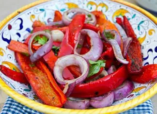Posna salata od pečenih paprika i crnog luka Posna salata od pečenih paprika i crnog luka