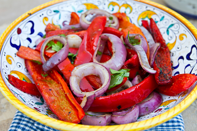 Posna salata od pečenih paprika i crnog luka