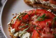 Posni tost sa tofu sirom i povrćem Posni tost sa tofu sirom i povrćem