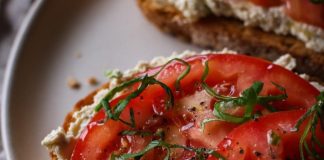 Posni tost sa tofu sirom i povrćem Posni tost sa tofu sirom i povrćem