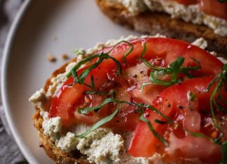 Posni tost sa tofu sirom i povrćem Posni tost sa tofu sirom i povrćem