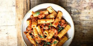 Posna pasta sa patlidžanom i paradajzom Posna pasta sa patlidžanom i paradajzom