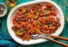 Posna batat salata sa crvenim lukom Posna batat salata sa crvenim lukom