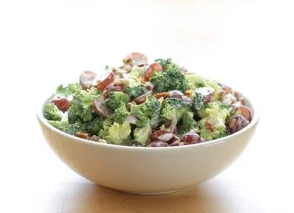 Posna salata od brokolija sa grožđem Posna salata od brokolija sa grožđem
