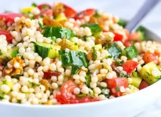 Posna kuskus salata sa povrćem i limunom Posna kuskus salata sa povrćem i limunom