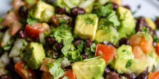 Posna salata od avokada i crnog pasulja Posna salata od avokada i crnog pasulja