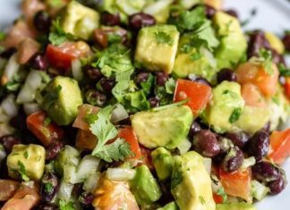 Posna salata od avokada i crnog pasulja Posna salata od avokada i crnog pasulja