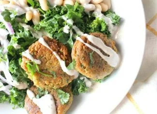 Posni falafel sa salatom od kelja Posni falafel sa salatom od kelja
